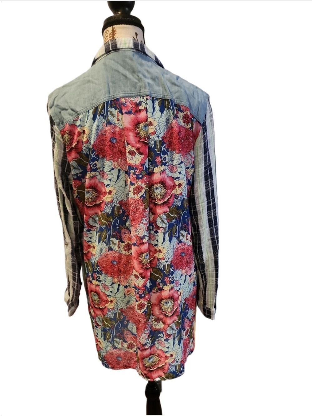 John Mark Blue Chambray Tunic with Pink Floral Accents size L - Picture 3 of 7